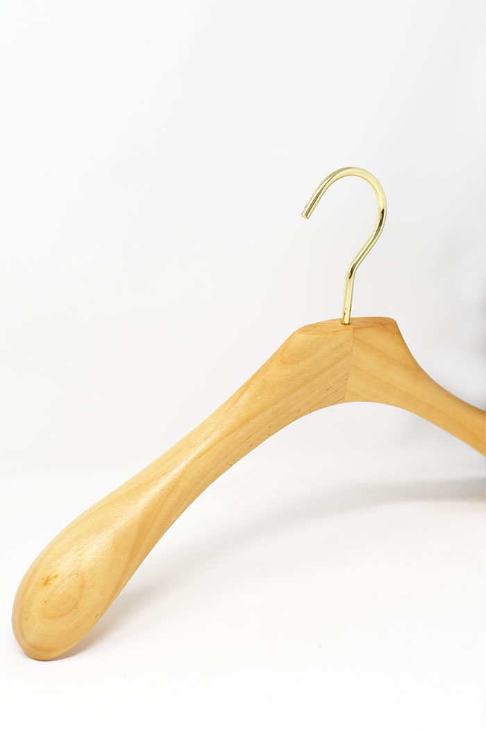 cintres en bois pour boutiques