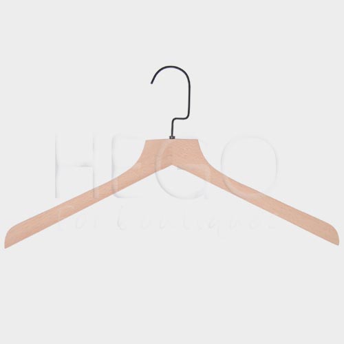 Percha de madera para camiseta