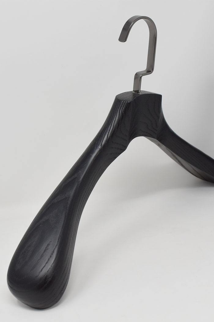 cintre en bois noir pour veste, production sur mesure