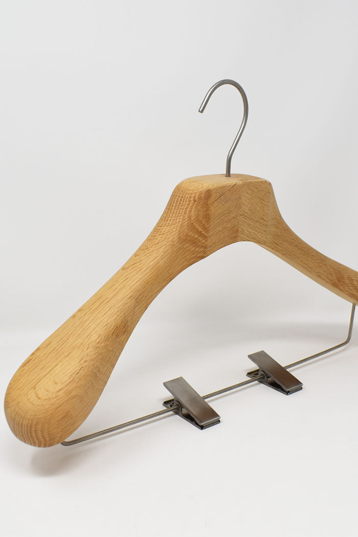 cintre en bois brut pour boutique de luxe