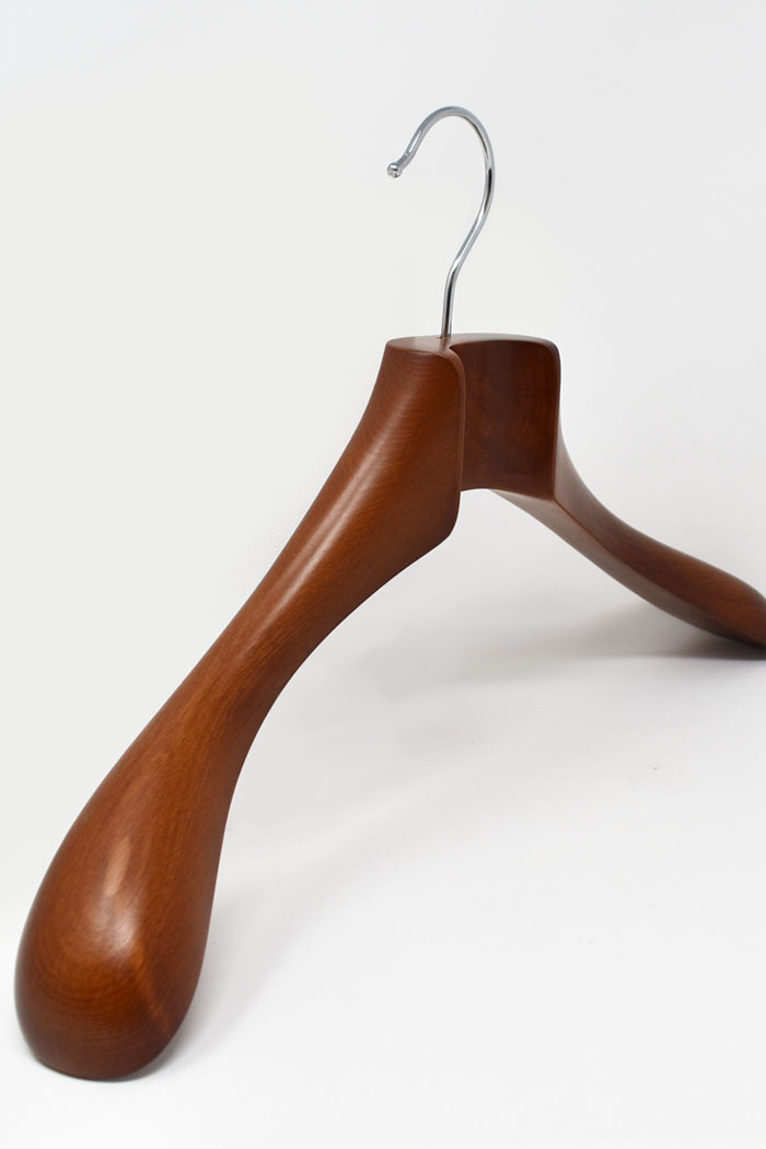 cintre en bois teinté, production sur mesure