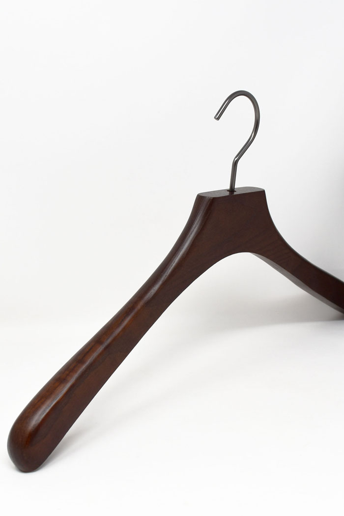 cintre pour boutique en bois teinte