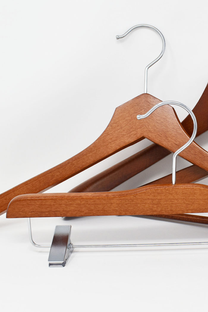 cintres en bois pour boutique et hotel